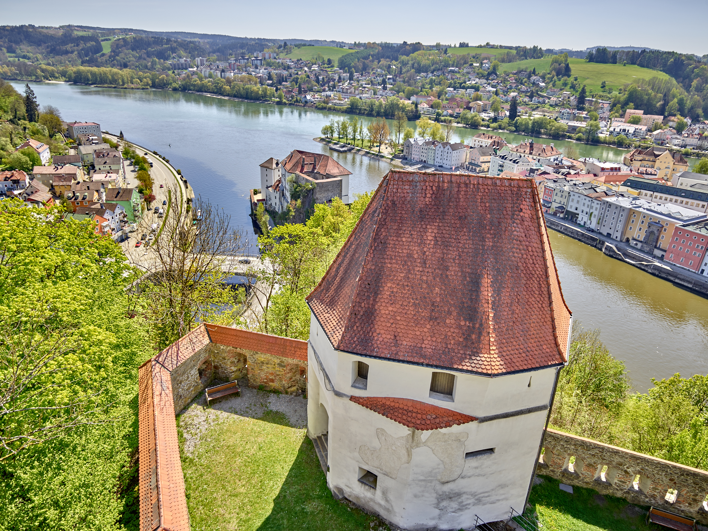 Blick von der Batterie Lind auf den Zusammenfluss von Donau, Inn und Ilz mit dem Achteckturm und der Burg Niederhaus.