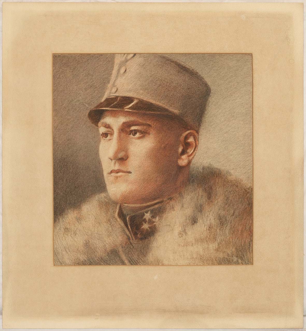 Unbekannt: Porträt eines Soldaten mit Mütze, frühes 20. Jahrhundert, Farbstift auf Papier, 32 x 34 cm