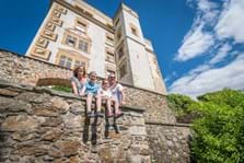 Familie vor Fürstenbau Foto: Manfred Rauscher